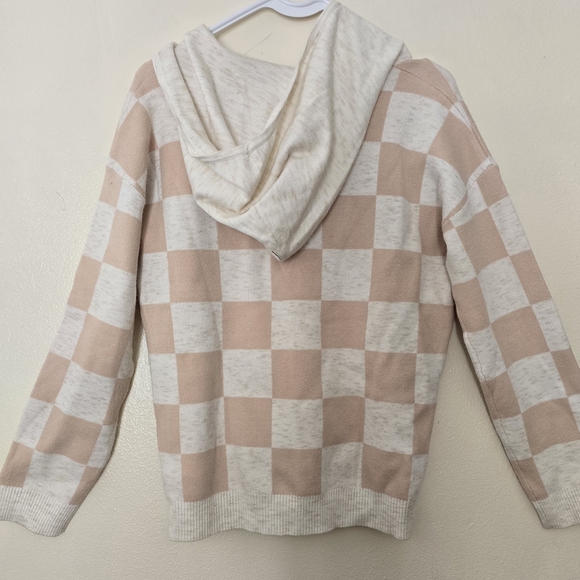 Hem & Thread Tan and Cream V-Neck Sweater - Picture 2 of 3